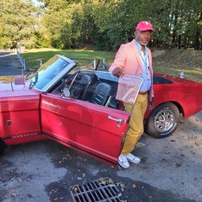 membre du groupe dans une voiture rouge